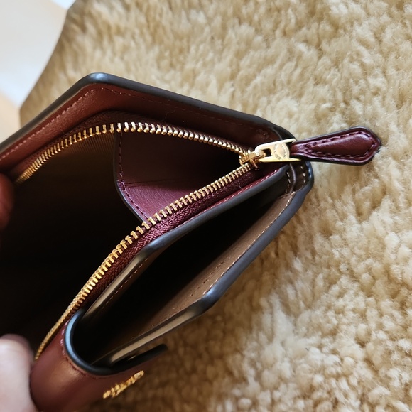 Gorgeous NWOT Coach Signature Wildflower Bi-fold Snap Front Wallet 🩷🌼 - Picture 11 of 16